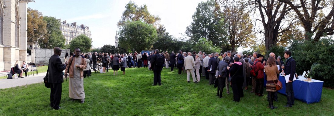 Apéritif dans le jardin. © Yannick Boschat / Diocèse de Paris.