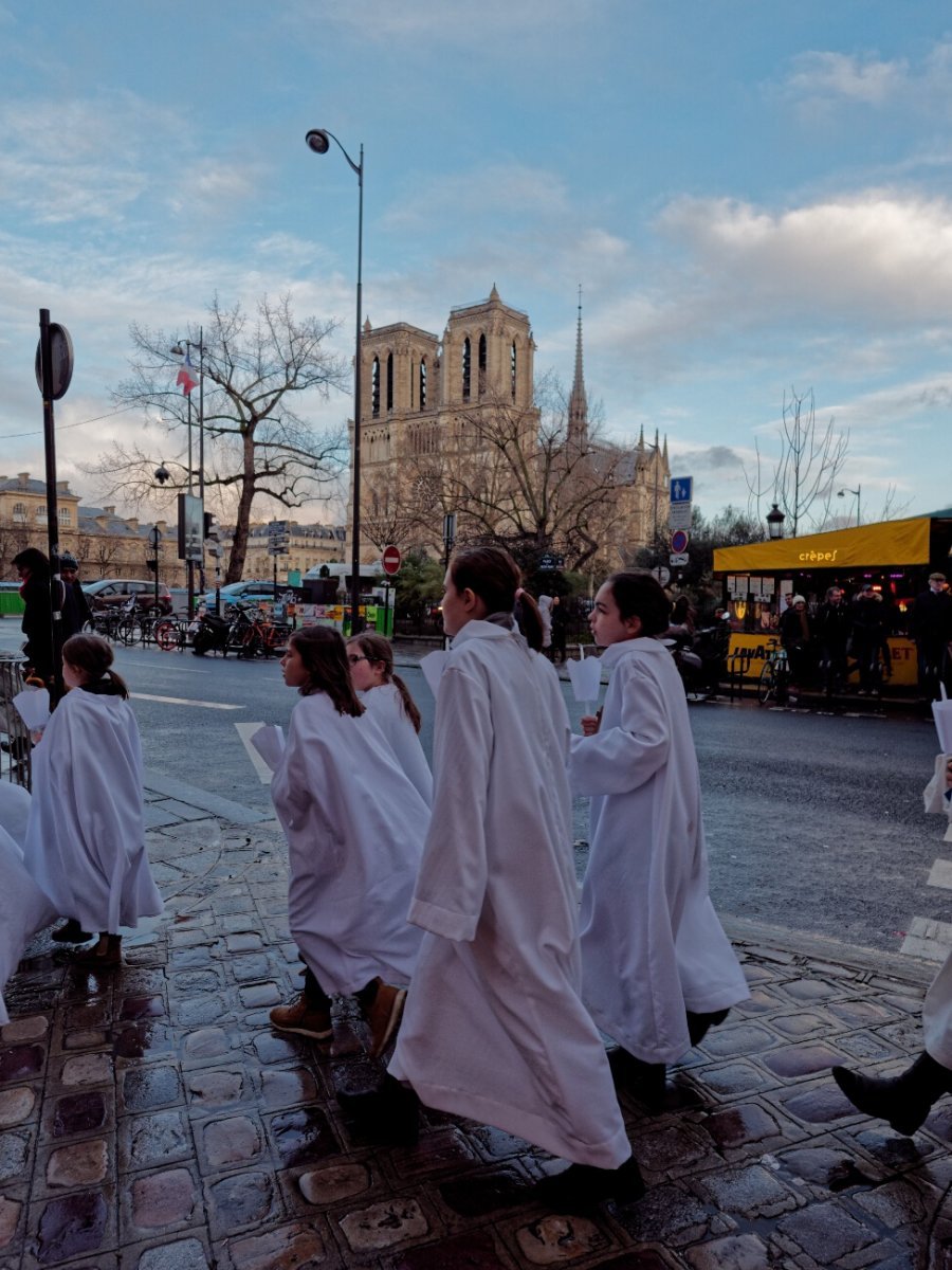 Procession vers Notre-Dame de Paris. © Yannick Boschat / Diocèse de Paris.