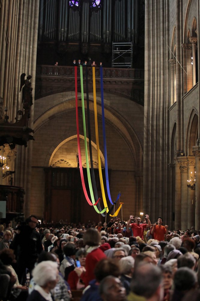 De nouvelles couleurs ont fait leur apparition dans la nef de la cathédrale.. © Yannick Boschat / Diocèse de Paris 