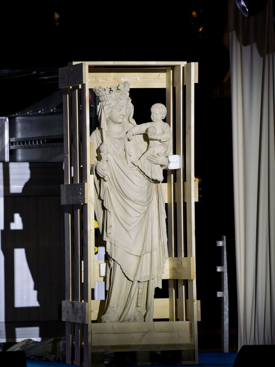 Notre Dame retrouve sa Cathédrale : procession vers le parvis de la cathédrale. © Yannick Boschat / Diocèse de Paris.