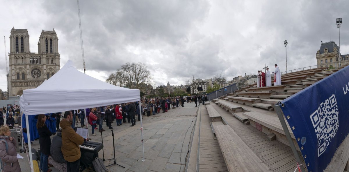 Chemin de croix de Notre-Dame de Paris 2024. © Yannick Boschat / Diocèse de Paris.