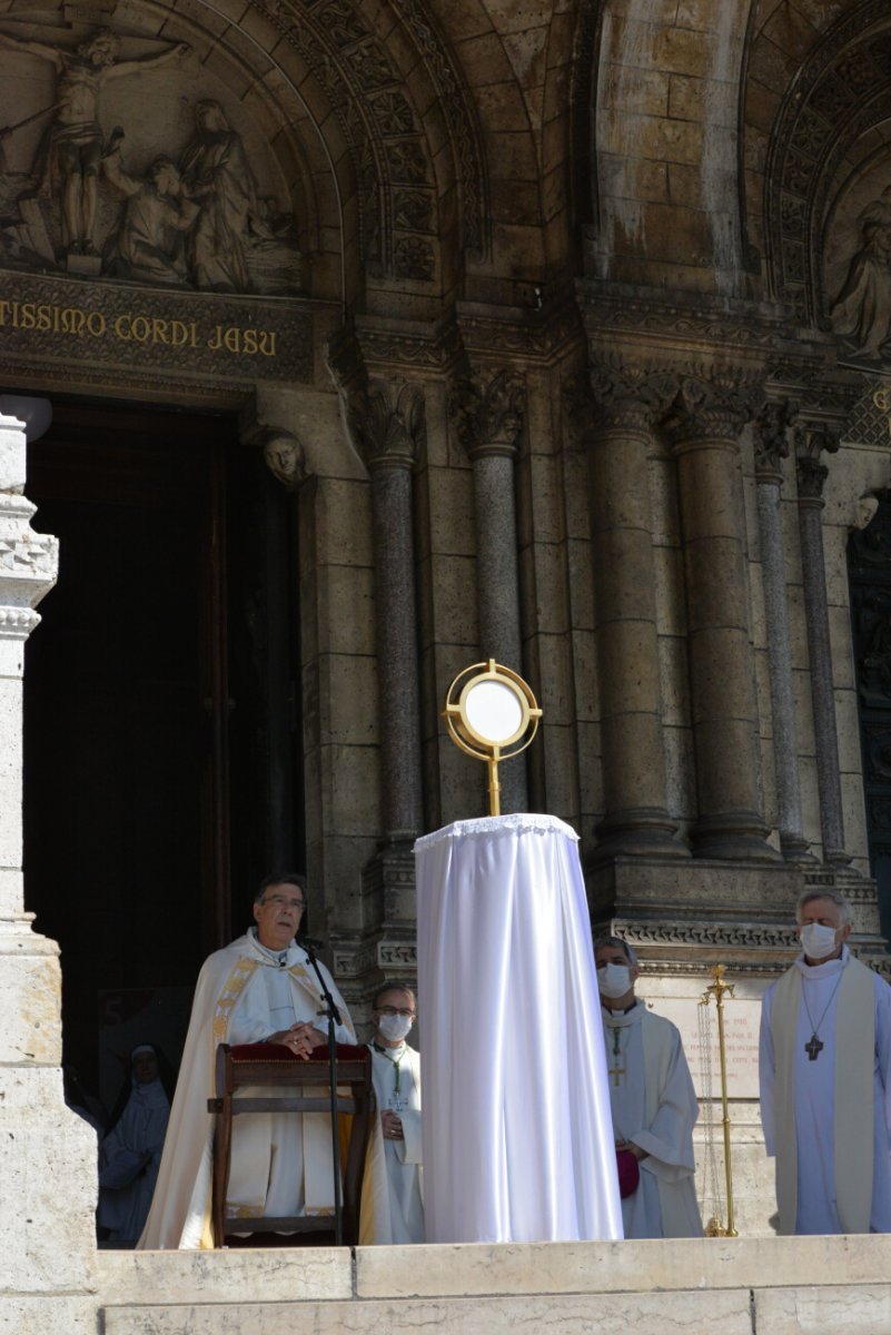 Bénédiction du Saint-Sacrement sur la ville. © Marie-Christine Bertin.