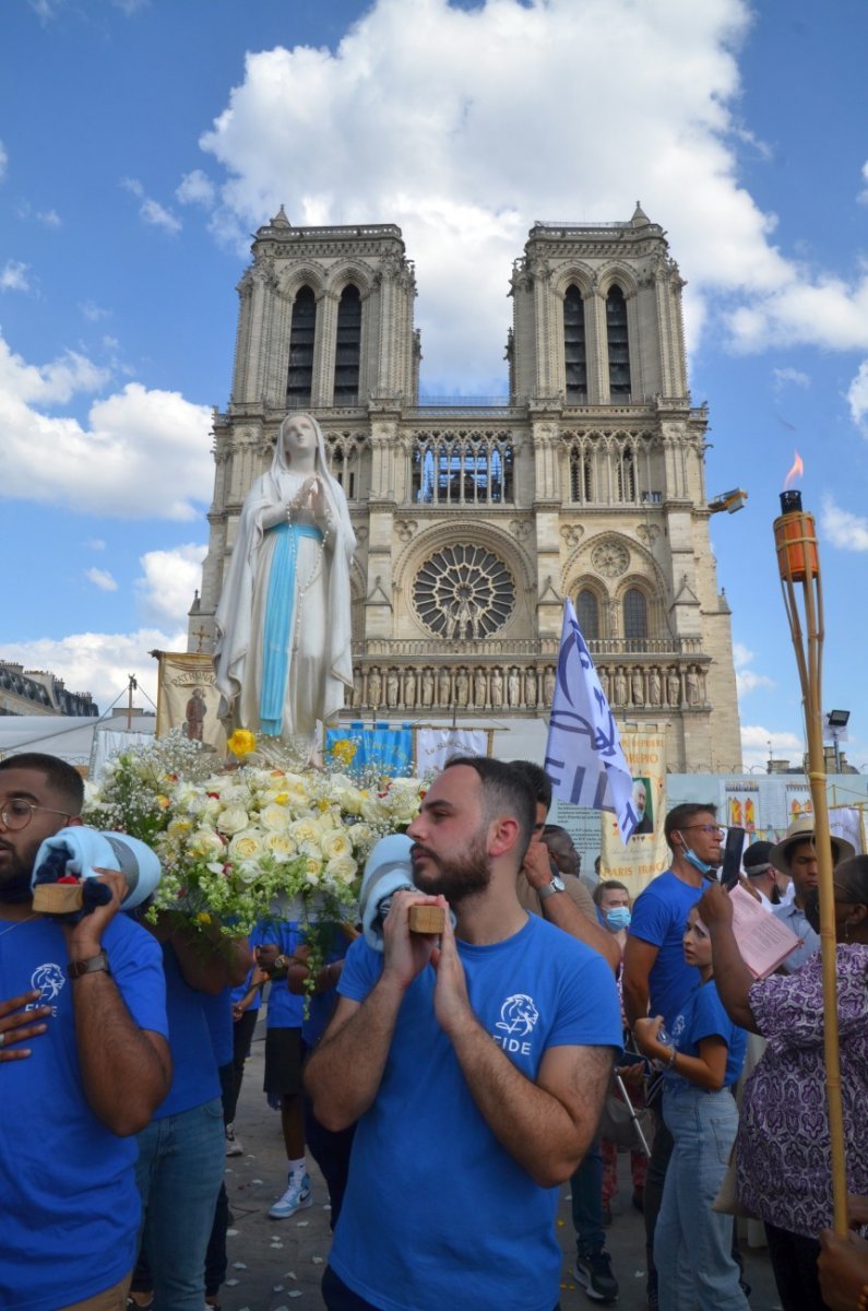 Fête de l'Assomption de la Vierge Marie : procession dans Paris. © Michel Pourny / Diocèse de Paris.