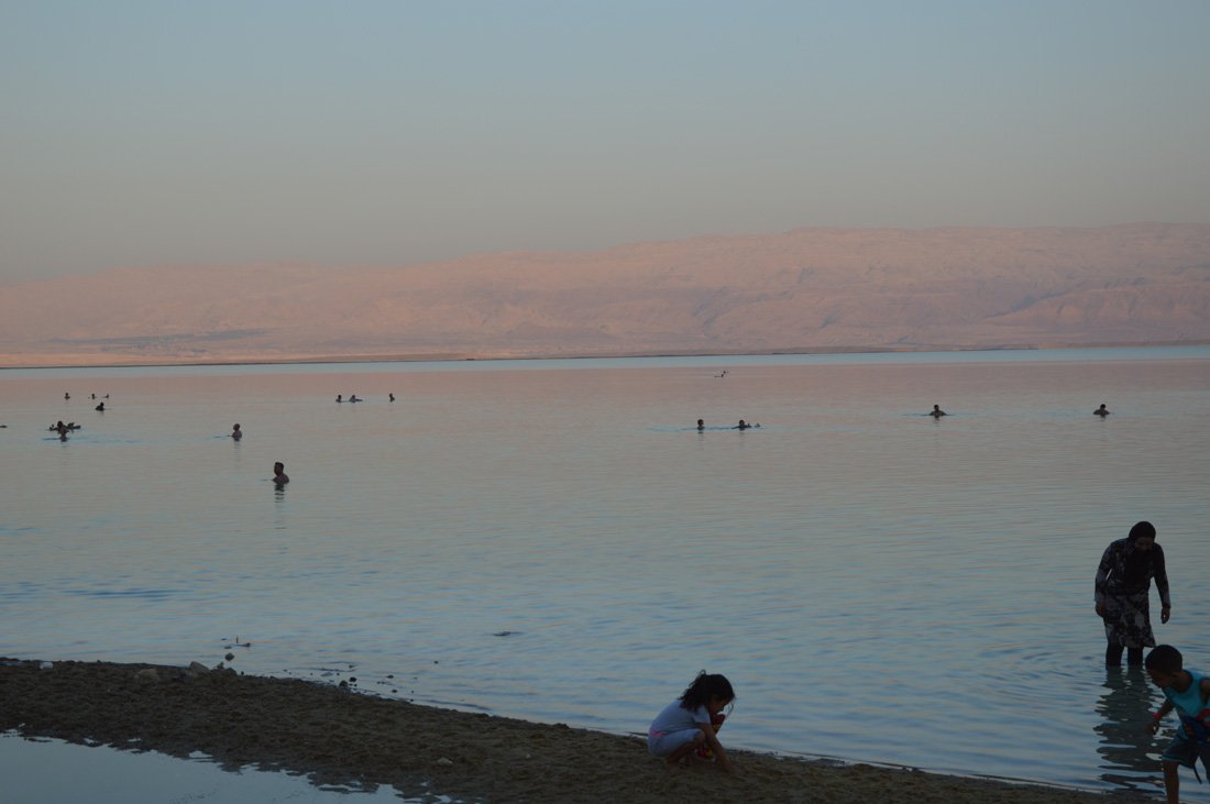 Baignade dans la Mer Morte en fin de journée. © Pierre-Louis Lensel / Diocèse de Paris.