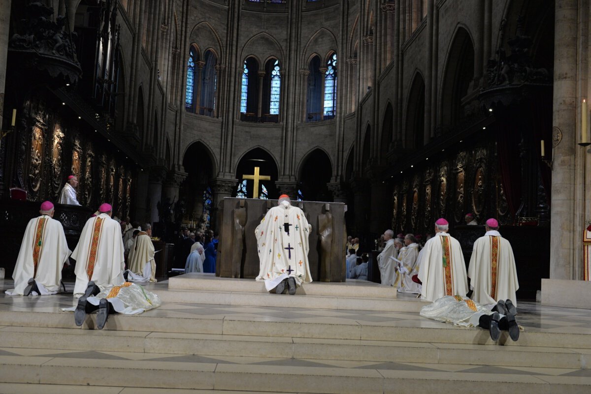 Prostration durant la litanie des saints. © Marie-Christine Bertin / Diocèse de Paris.