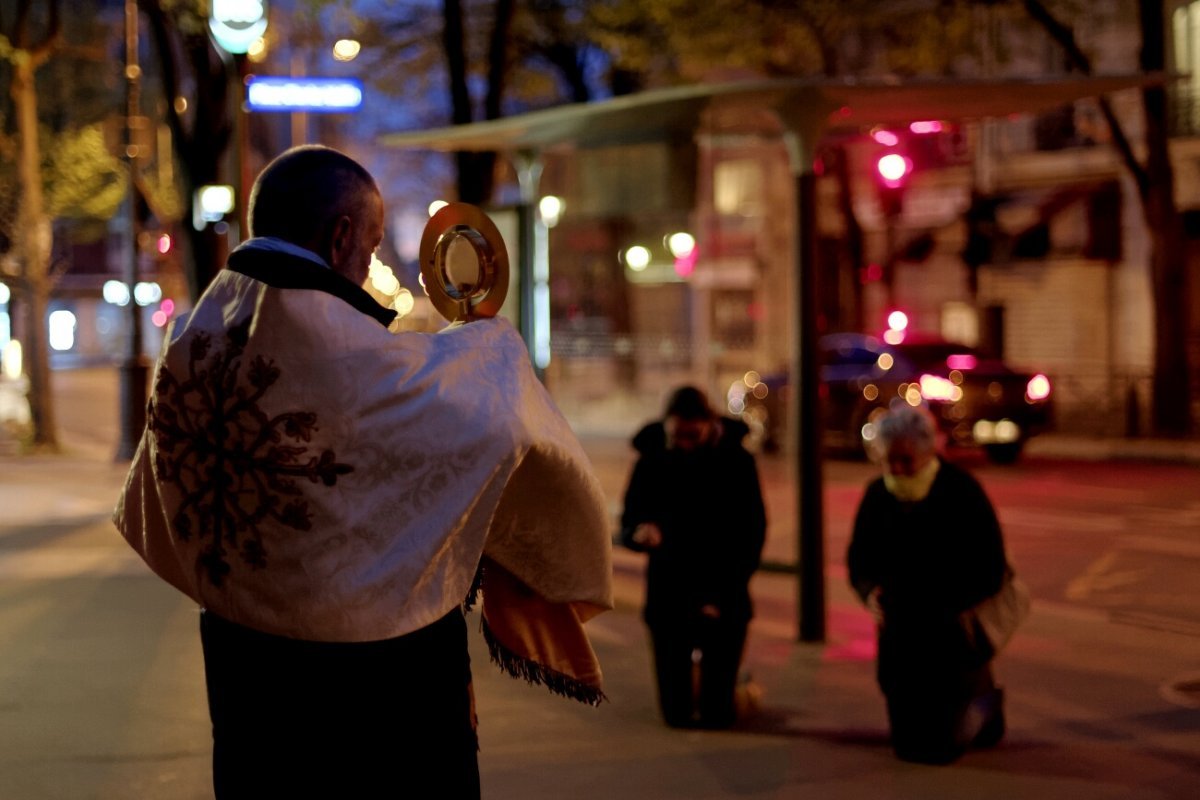 Bénédiction du quartier de Notre-Dame de la Salette. © Trung Hieu Do / Diocèse de Paris.