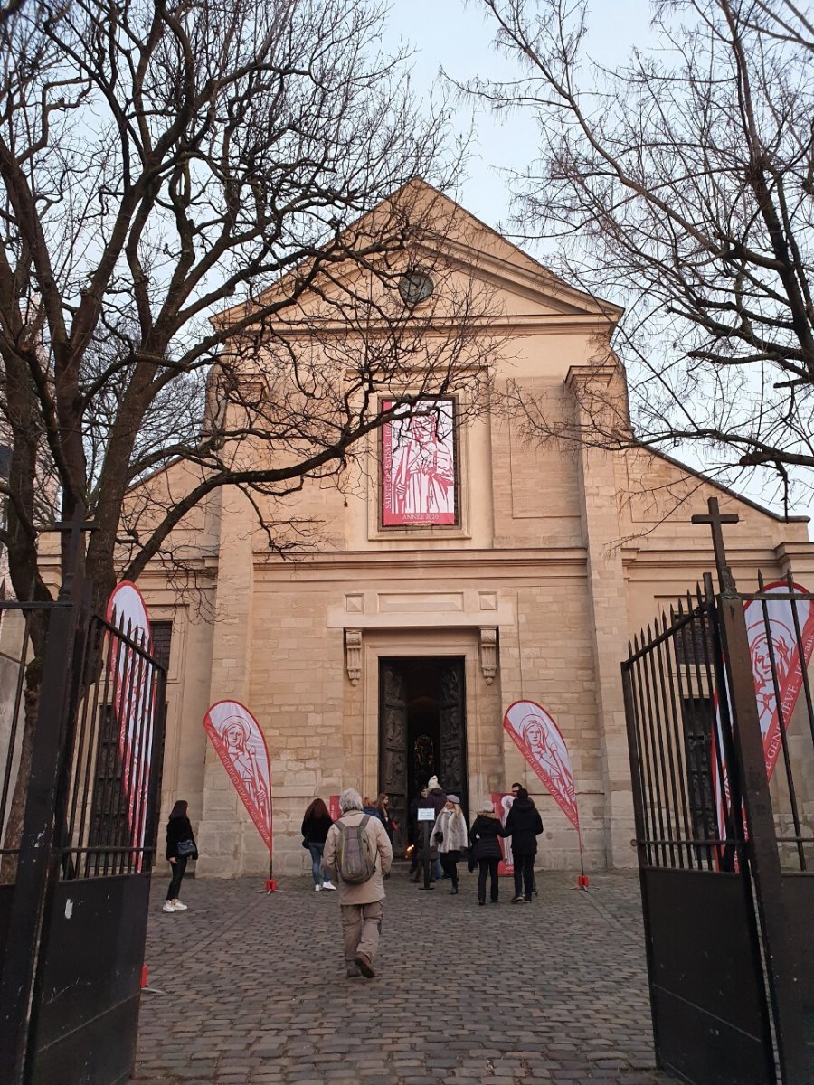 Soirée sainte Geneviève à Saint-Pierre de Montmartre (18e). © Renaud Kaeppelin.