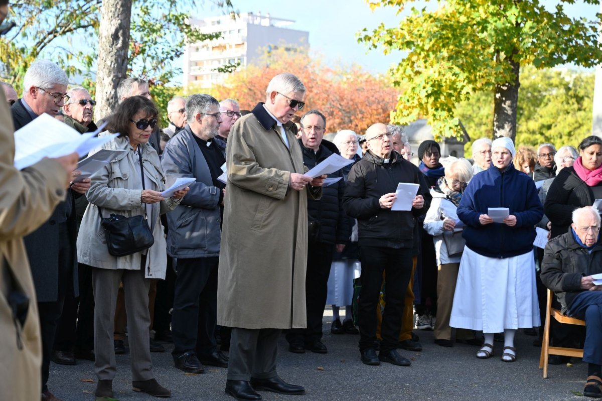 Prière pour les prêtres défunts au cimetière Montparnasse 2025. © Marie-Christine Bertin / Diocèse de Paris.