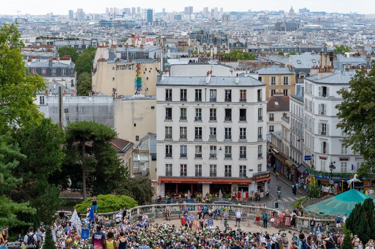 Procession “M de Marie” jusqu'au Sacré-Cœur de Montmartre. © Cédric Vendeix.