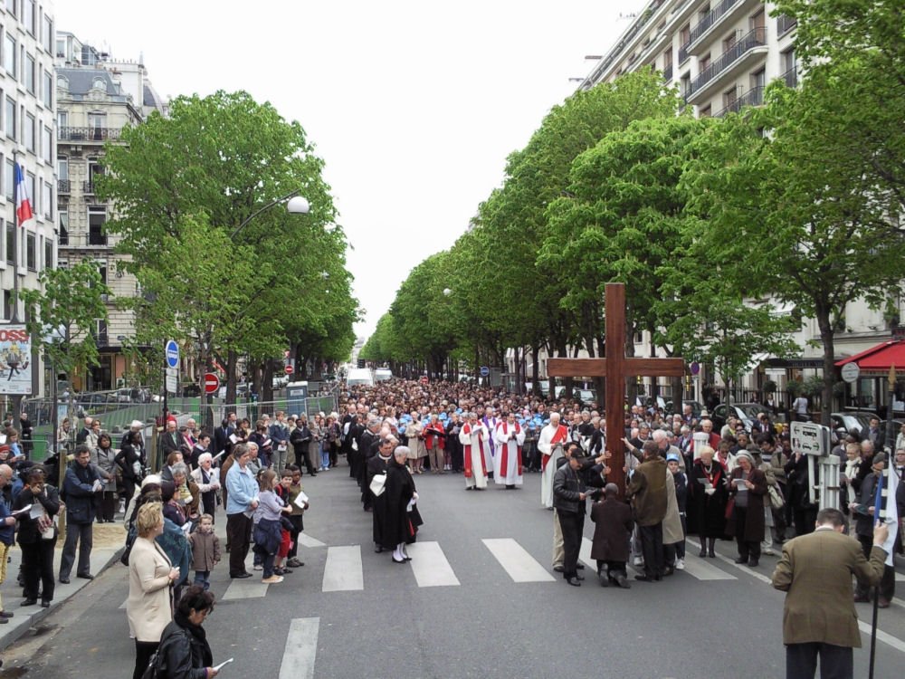 Avril 2009 : Vendredi Saint. À Paris, 21 chemins de croix ont eu lieu dans la rue (19 en 2008) 