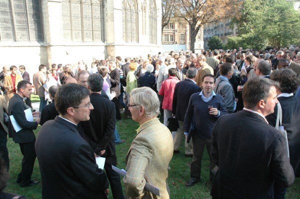 Temps convivial au chevet de Notre-Dame. © D. R..