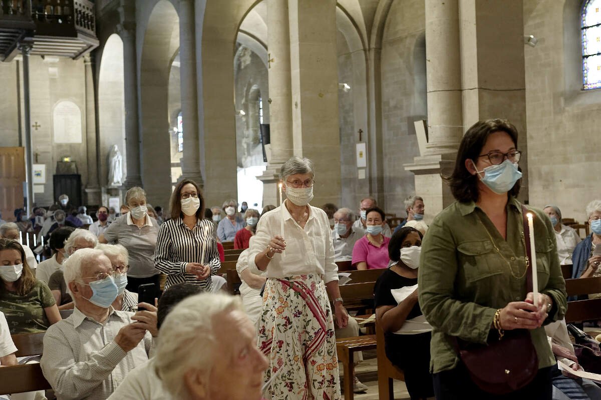 Vénération des reliques de sainte Geneviève à Saint-Lambert de Vaugirard. © Trung-Hieu Do / Diocèse de Paris.