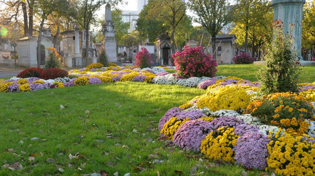 Prière pour les prêtres défunts au cimetière Montparnasse 2018. © Marie-Christine Bertin / Diocèse de Paris.