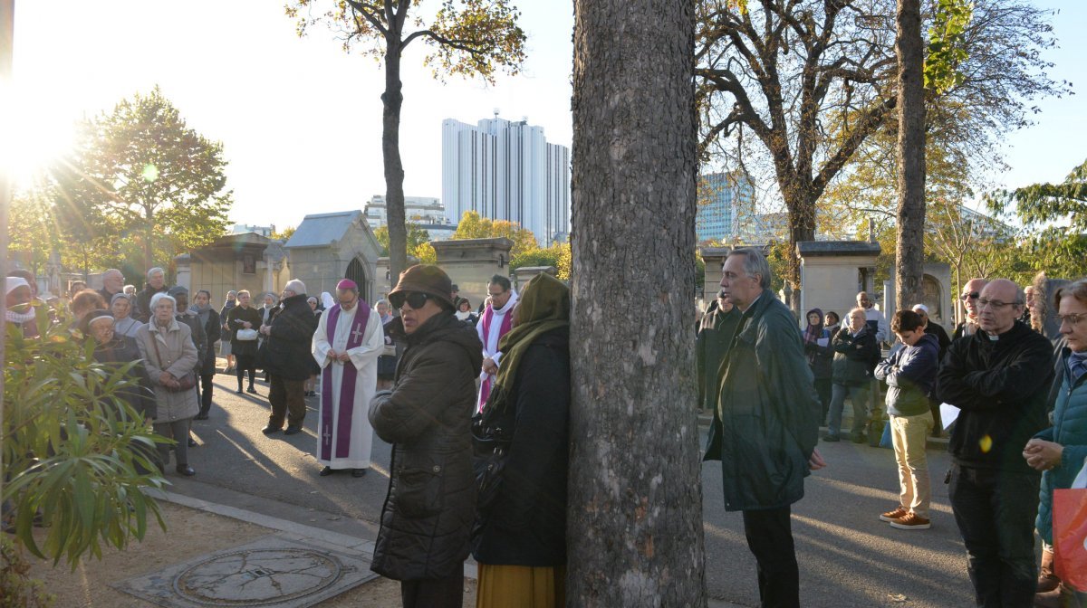 Prière pour les prêtres défunts au cimetière Montparnasse 2018. © Marie-Christine Bertin / Diocèse de Paris.