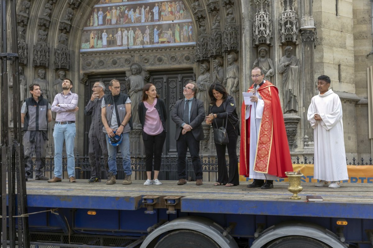 Pose de la nouvelle croix à Saint-Laurent (10e). © Thibault Desplats.