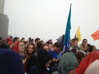 Prière des Laudes au sommet du Corcovado. 12°, sous la pluie et les nuages. © © P. Benoist de Sinety / Diocèse de Paris.