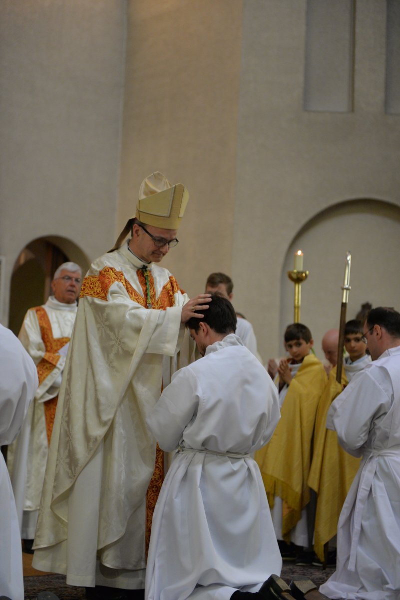 Ordinations d'Henri Beaussant, Philippe Cazala et Pierre-Henri Debray à (…). © Marie-Christine Bertin.