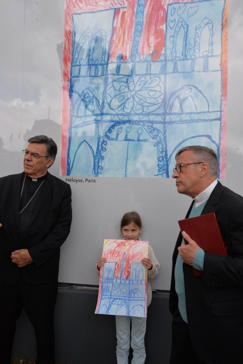 Inauguration de l'exposition de dessins au pied de la cathédrale. © Marie-Christine Bertin / Diocèse de Paris.