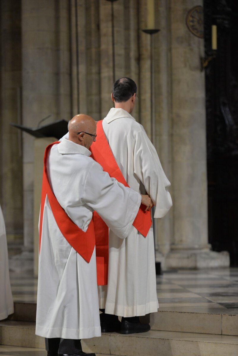 Remise de l'étole. © Marie-Christine Bertin / Diocèse de Paris.