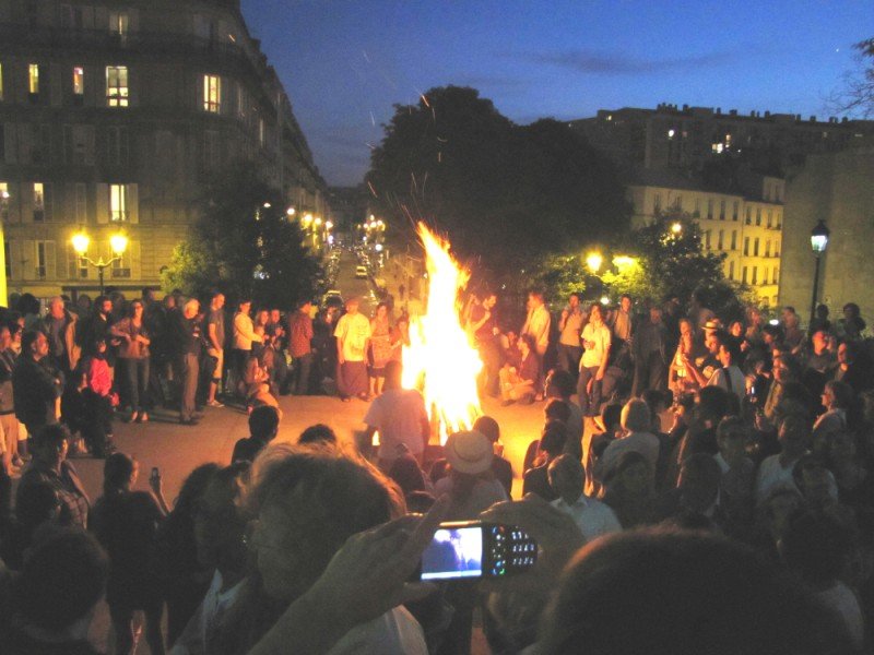 Juin 2010 : Feu de la Saint Jean sur le parvis de l'église Notre-Dame (…). lors de l'inauguration de l'illumination de l'église. 