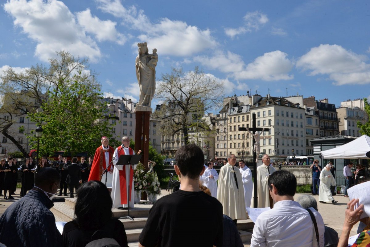 Méditation au pied de la croix avec Charles de Foucauld. © Marie-Christine Bertin / Diocèse de Paris.