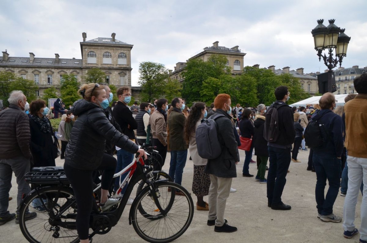 Marche vers Notre-Dame de Paris. © Michel Pourny.