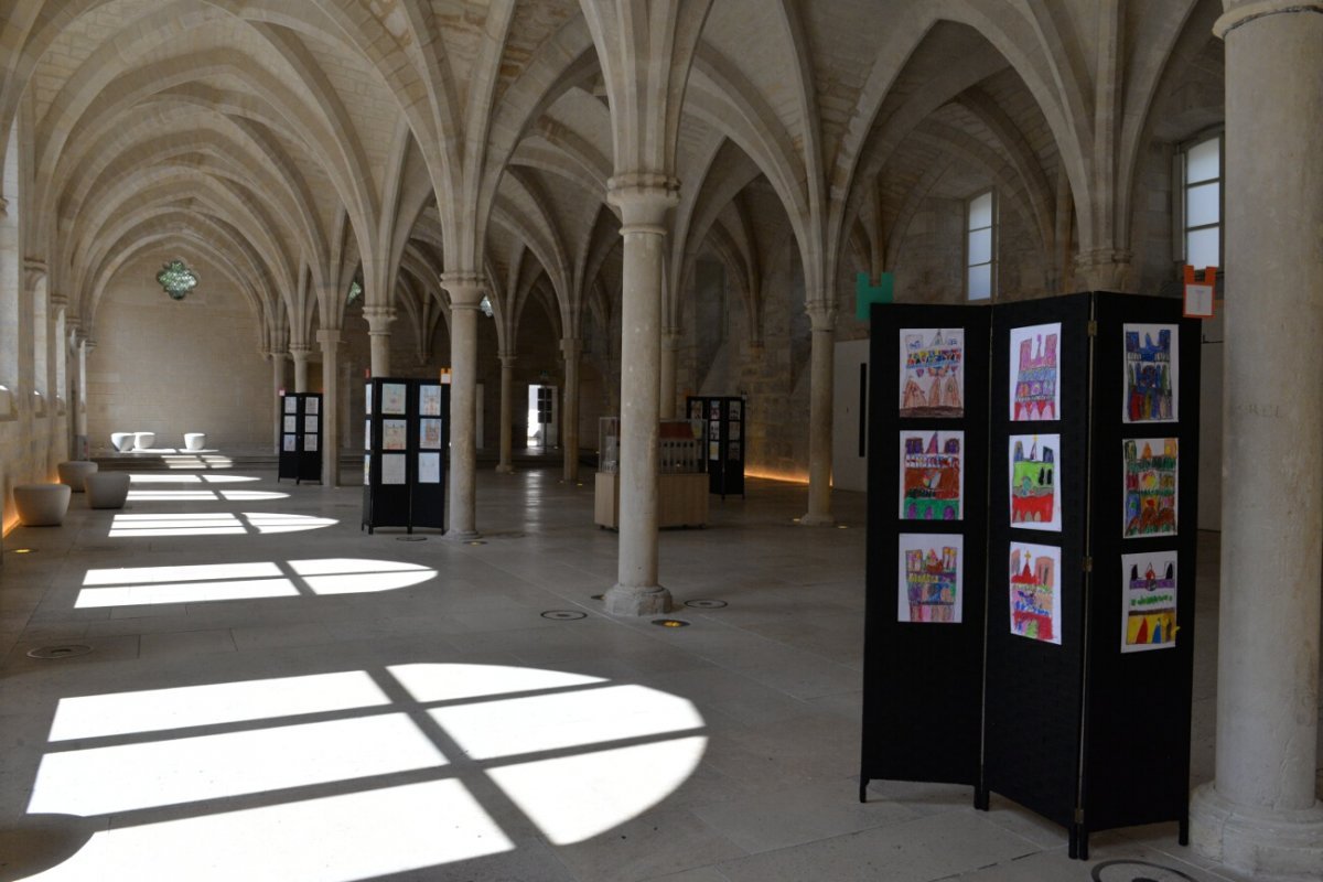 Exposition de dessins au Collège des Bernardins. © Marie-Christine Bertin / Diocèse de Paris.