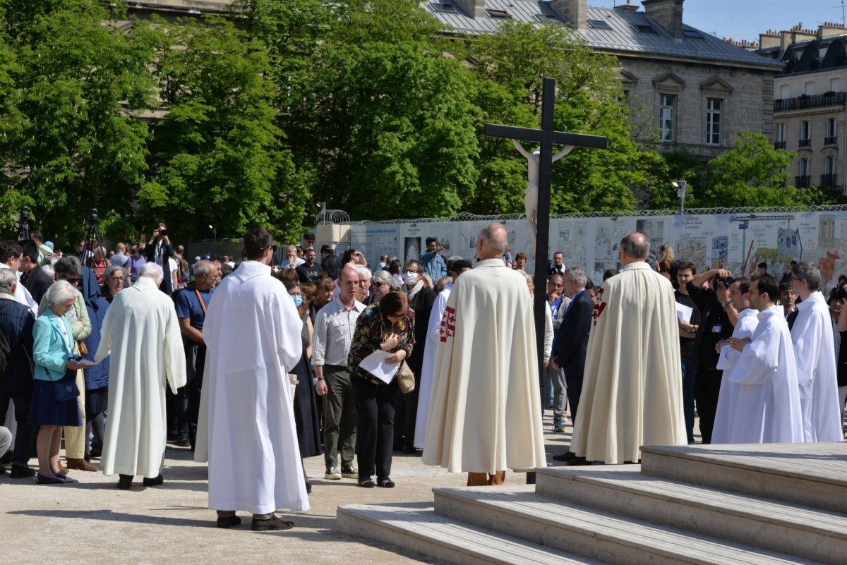 Méditation au pied de la croix avec Charles de Foucauld. © Marie-Christine Bertin / Diocèse de Paris.