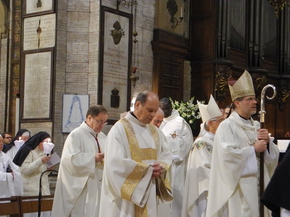 Prière mariale. © Marie-Christine Bertin / Diocèse de Paris.