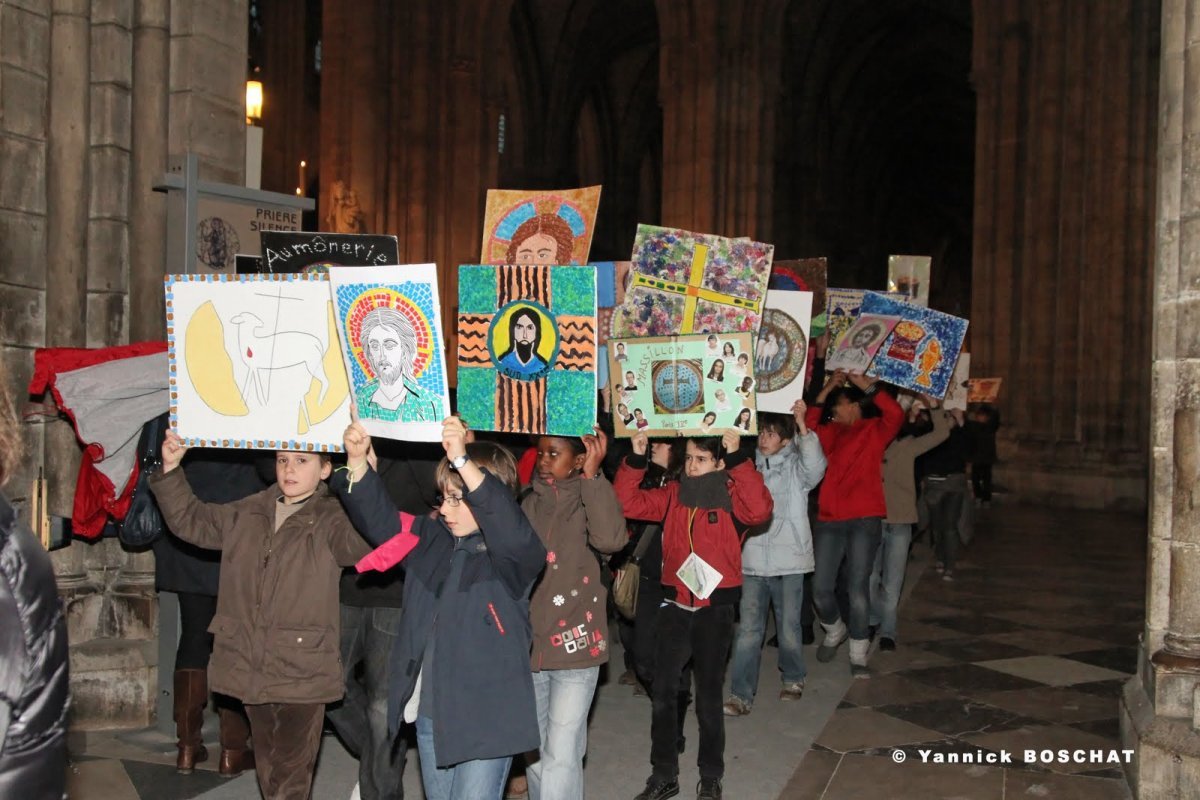 Rassemblement des 6e à Notre Dame de Paris. © Yannick Boschat 