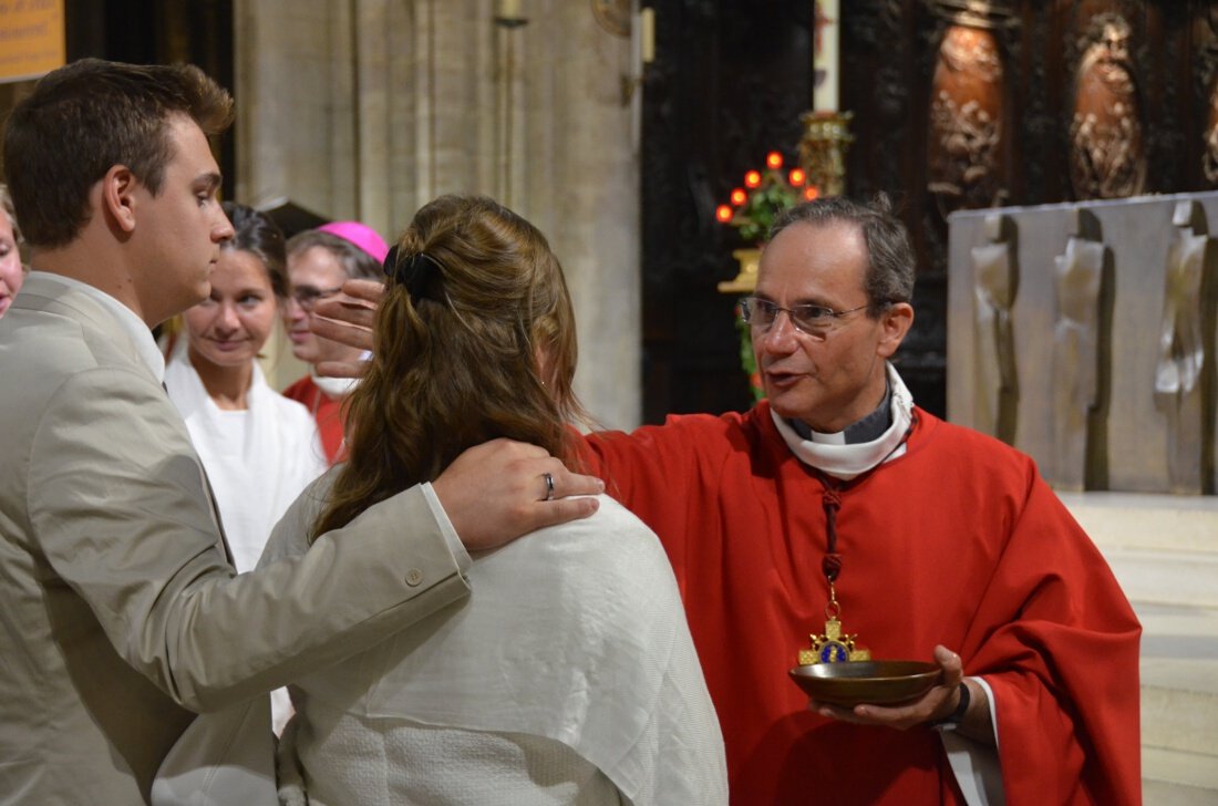 Onction par le Saint chrême. © Marie-Christine Bertin / Diocèse de Paris.