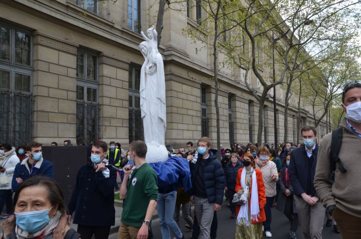 Marche vers Notre-Dame de Paris. © Michel Pourny.