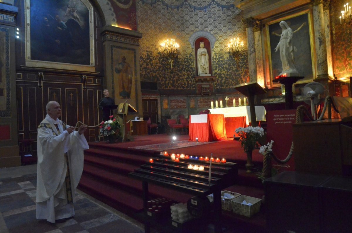 Vénération d'une relique de saint-Louis. © Michel Pourny / Diocèse de Paris.