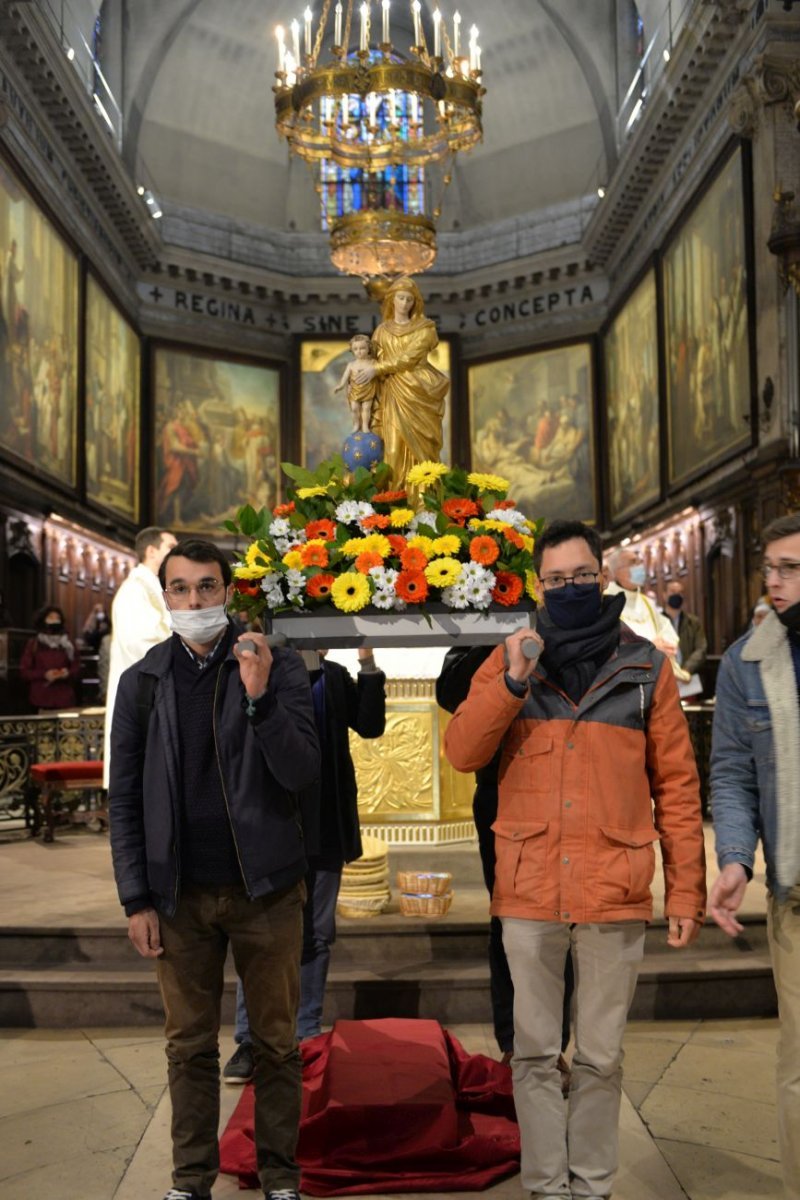 Montée à Montmartre de la paroisse Notre-Dame des Victoires. © Marie-Christine Bertin / Diocèse de Paris.