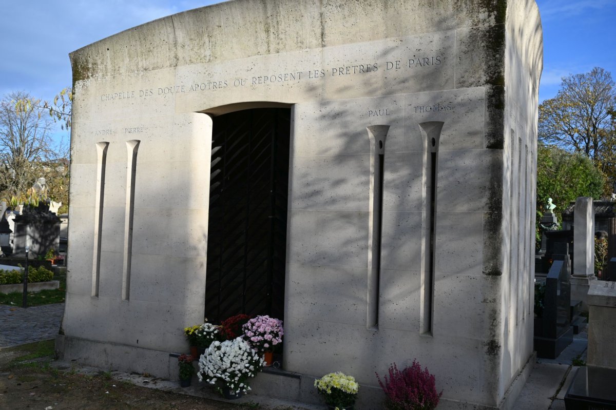 Prière pour les prêtres défunts au cimetière Montparnasse 2025. © Marie-Christine Bertin / Diocèse de Paris.