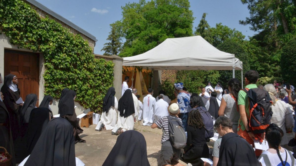 Procession de la Fête-Dieu. © Marie-Christine Bertin / Diocèse de Paris.