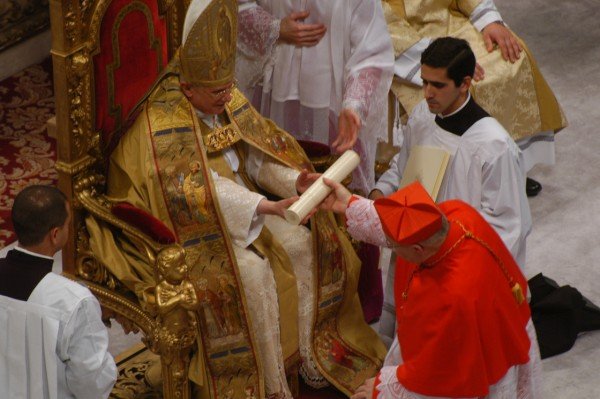 26- Le Cardinal Vingt-Trois reçoit son titre de Curé de Saint-Louis-des (…). 