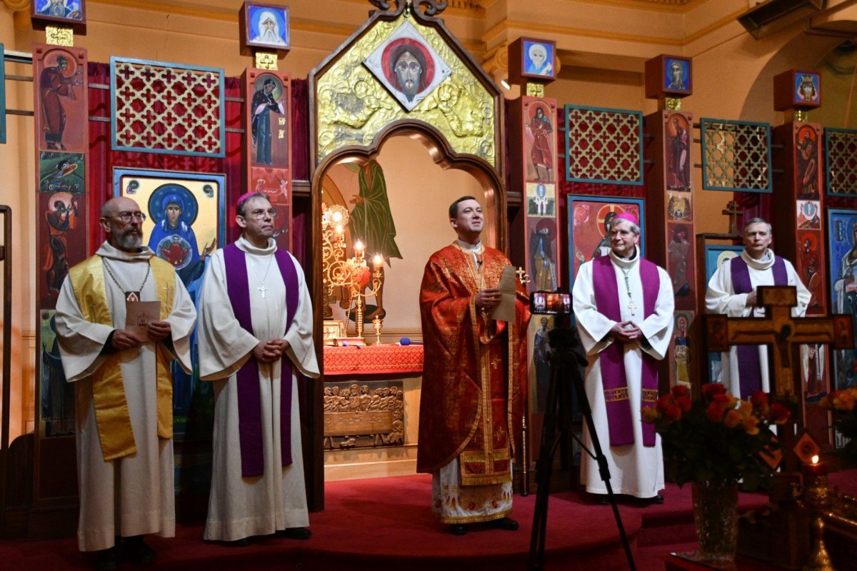 Prière pour la paix en Ukraine à la cathédrale Saint-Volodymyr-le-Grand. © Michel Pourny / Diocèse de Paris.