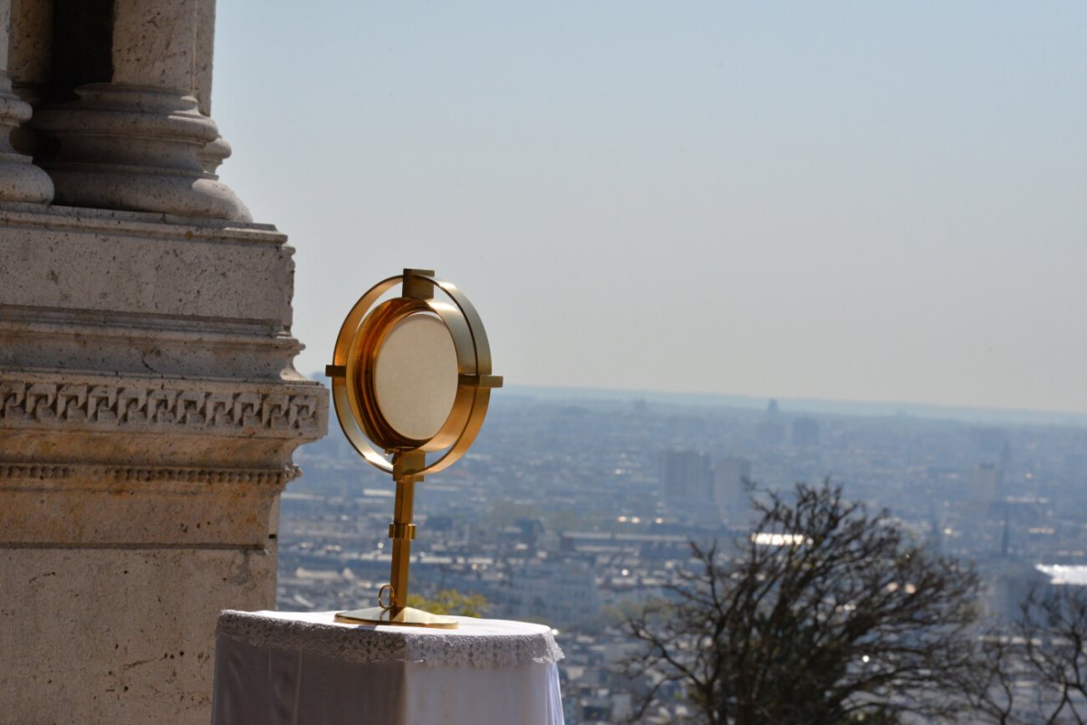 Bénédiction du Saint-Sacrement sur la ville. © Marie-Christine Bertin.