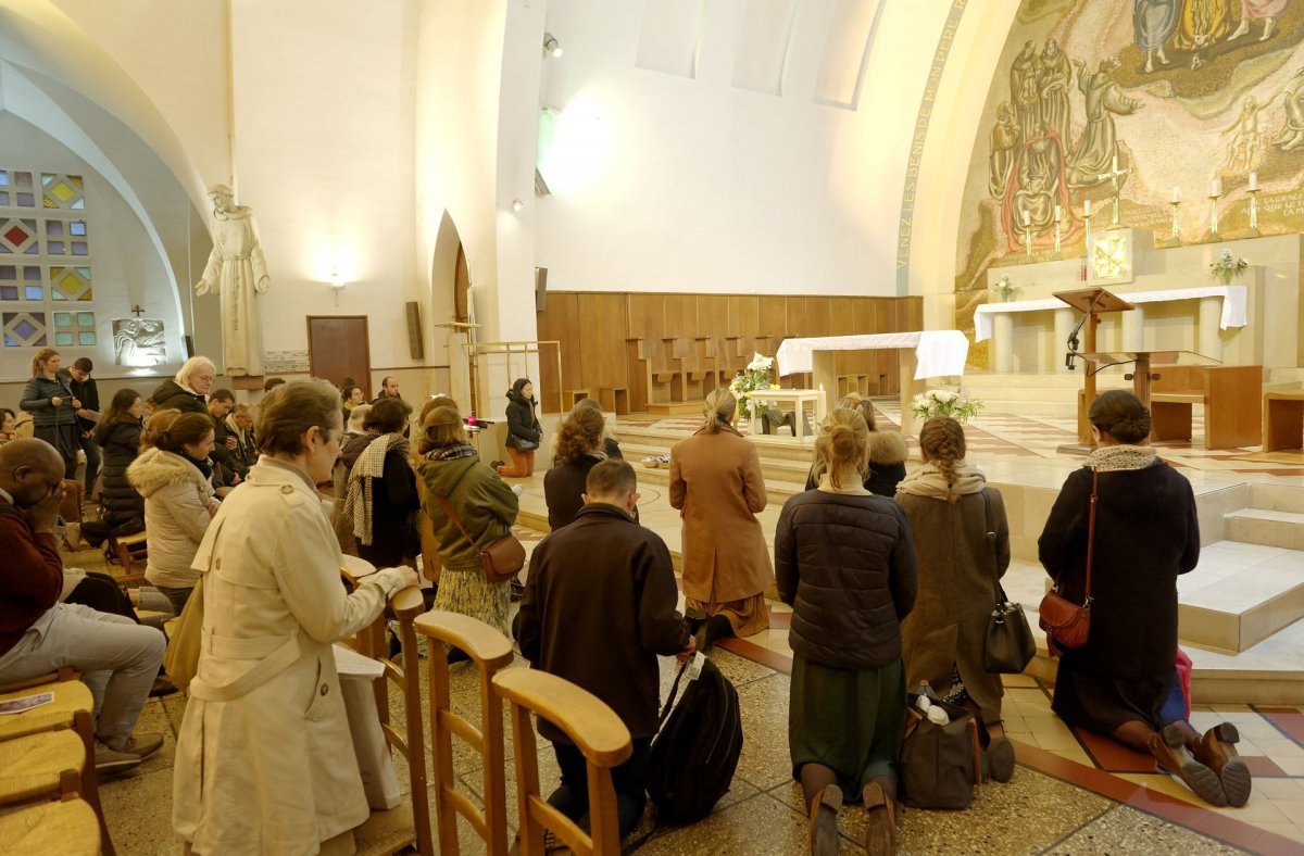 Vénération du manteau de saint François d'Assise à Saint-Antoine de (…). © Trung Hieu Do / Diocèse de Paris.