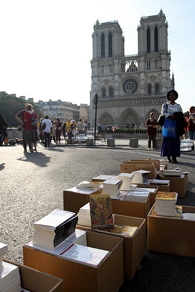 Dès 7h, le parvis s'anime. © Yannick Boschat / Diocèse de Paris.