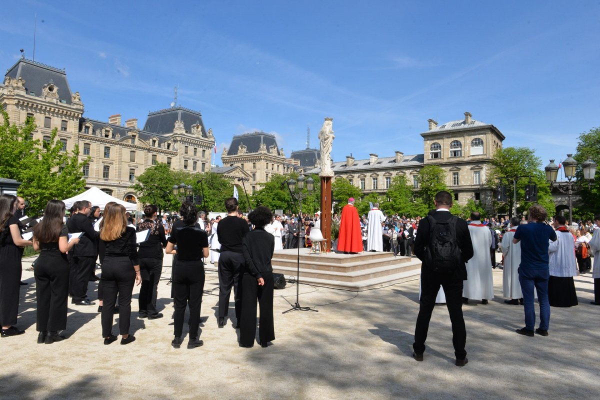 Méditation au pied de la croix avec Charles de Foucauld. © Marie-Christine Bertin / Diocèse de Paris.