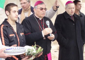 Accueil à la « Fontaine de la Vierge » par Mgr Giacinto-Boulos (…). 