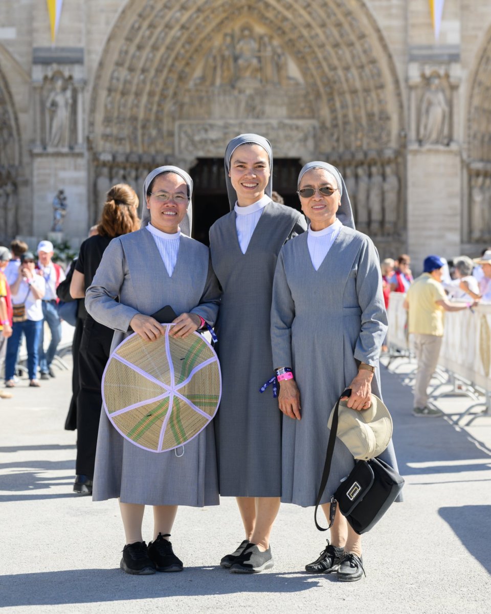 Religieuses, avant les vêpres célébrées par le pape Léon XIV, Notre-Dame de (…). © Jean-Baptiste Delerue / Diocèse de Paris.