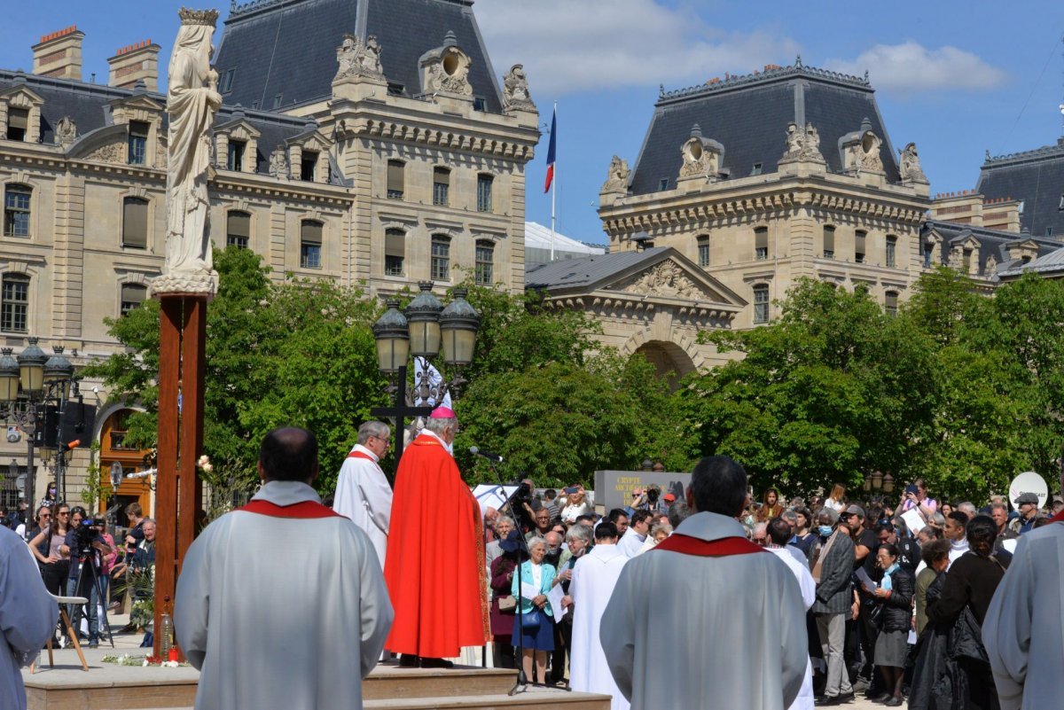 Méditation au pied de la croix avec Charles de Foucauld. © Marie-Christine Bertin / Diocèse de Paris.