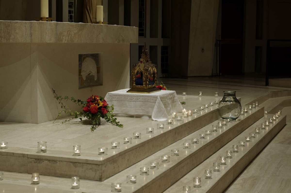 Accueil des reliques de sainte Geneviève à Notre-Dame de La Salette [Ajouter. © Trung-Hieu Do / Diocèse de Paris.