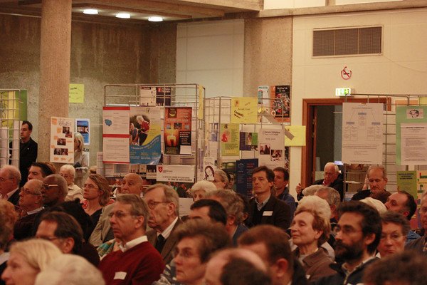 Mai 2009 : Forum de la charité à Notre-Dame de Grâce de Passy. Membres des associations, paroisses, services d'Église et personnes accueillies se sont retrouvés pour un temps de rencontre, de partage, de témoignages et de prière 