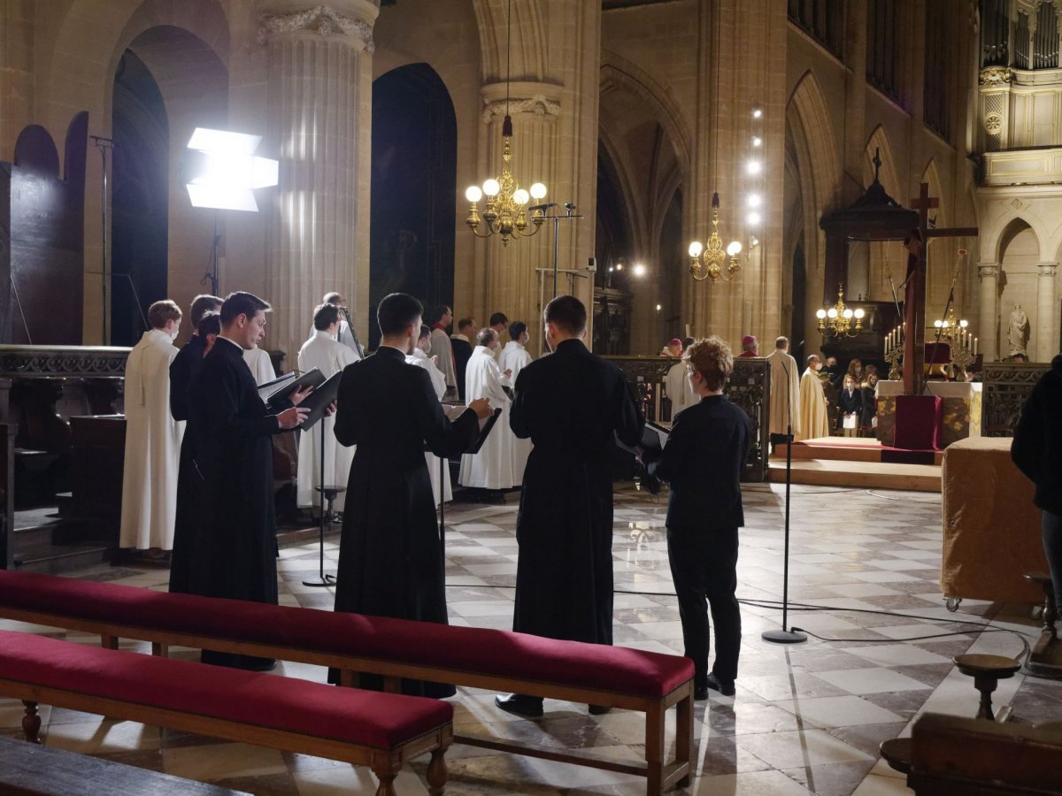 Ostention de la sainte couronne d'épines. © Yannick Boschat / Diocèse de Paris.