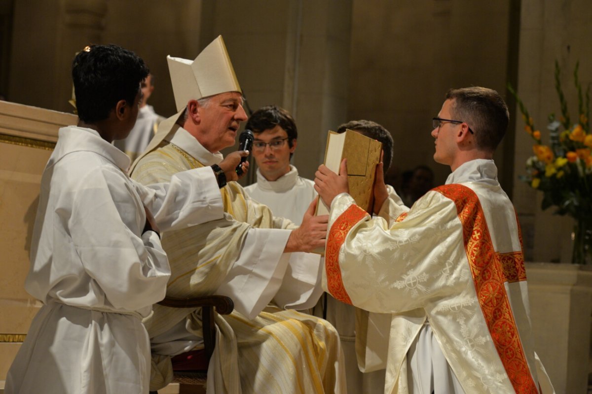 Ordinations diaconales en vue du sacerdoce 2019. Par Mgr Philippe Marsset, évêque auxiliaire de Paris, le 22 septembre 2019 à Saint-Jean-Baptiste de Grenelle. © Marie-Christine Bertin / Diocèse de Paris.