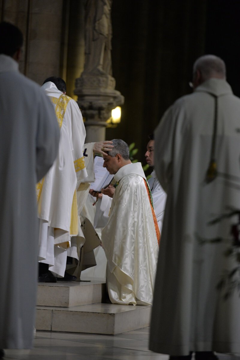 Onction du Saint Chrême. © Marie-Christine Bertin / Diocèse de Paris.